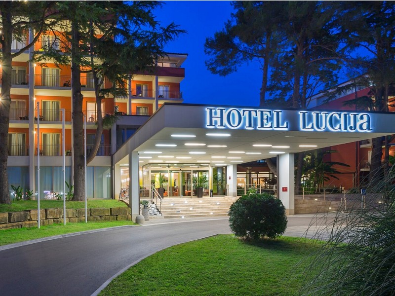 vhod v hotel Lucija